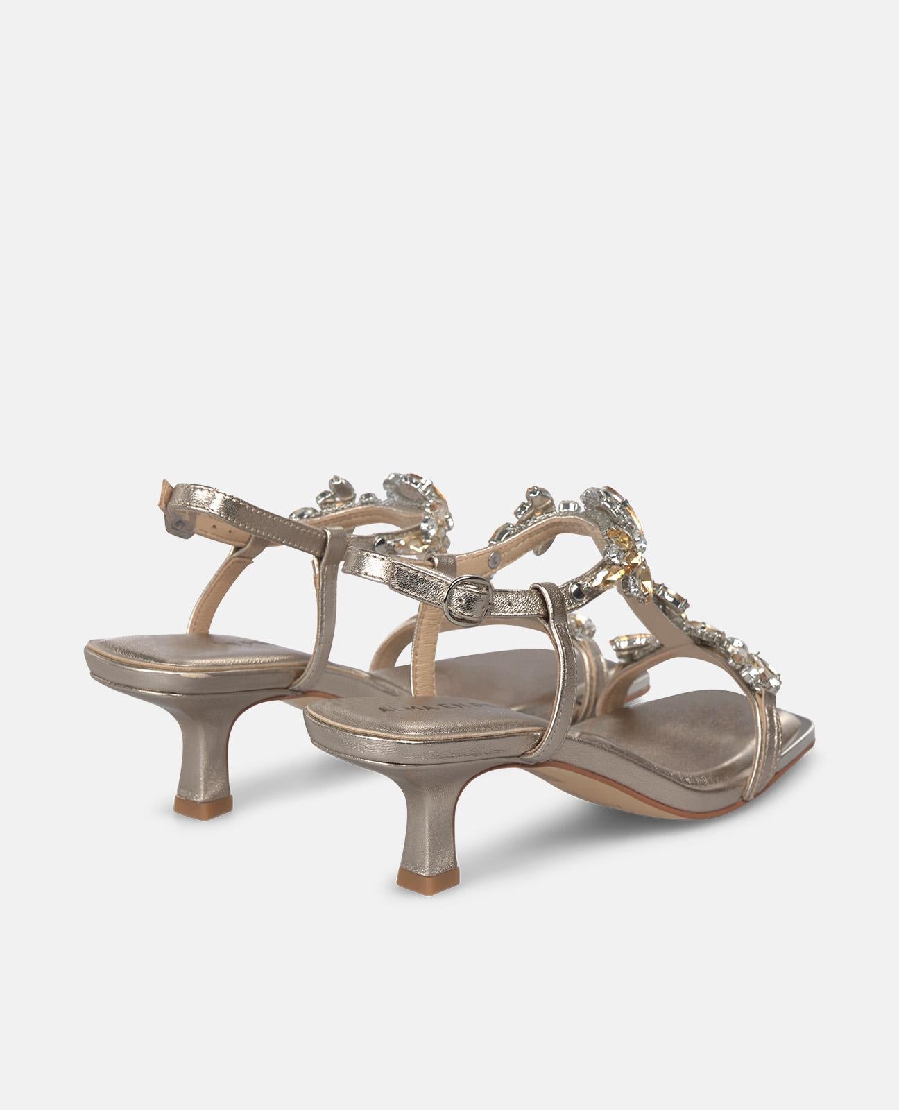 SANDALIA CON PEDRERIA FRONTAL