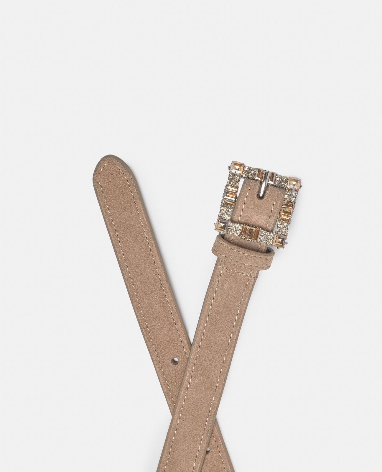 BELT WITH BUCKLE DETAIL