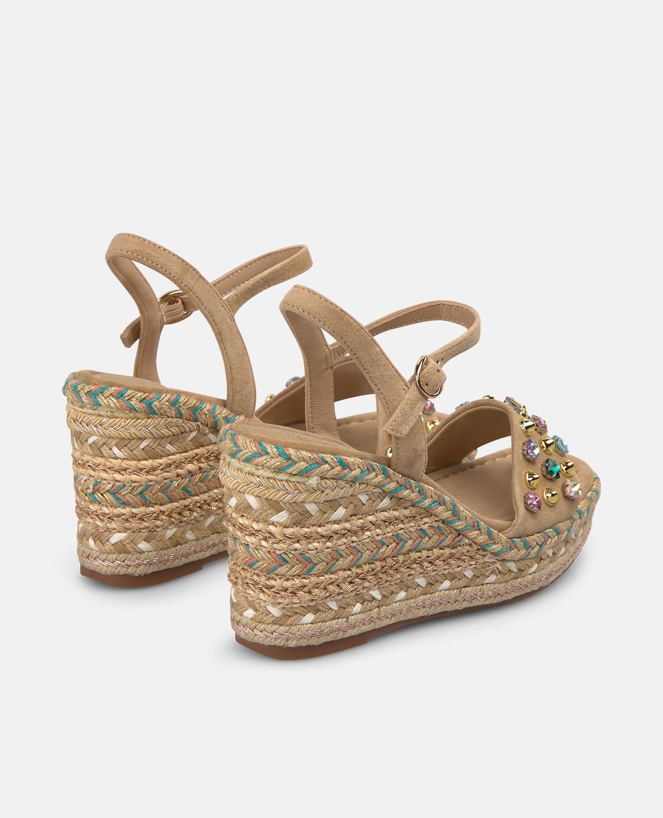 SANDALIA DE ESPARTO CON PEDRERIA EN LA CUÑA