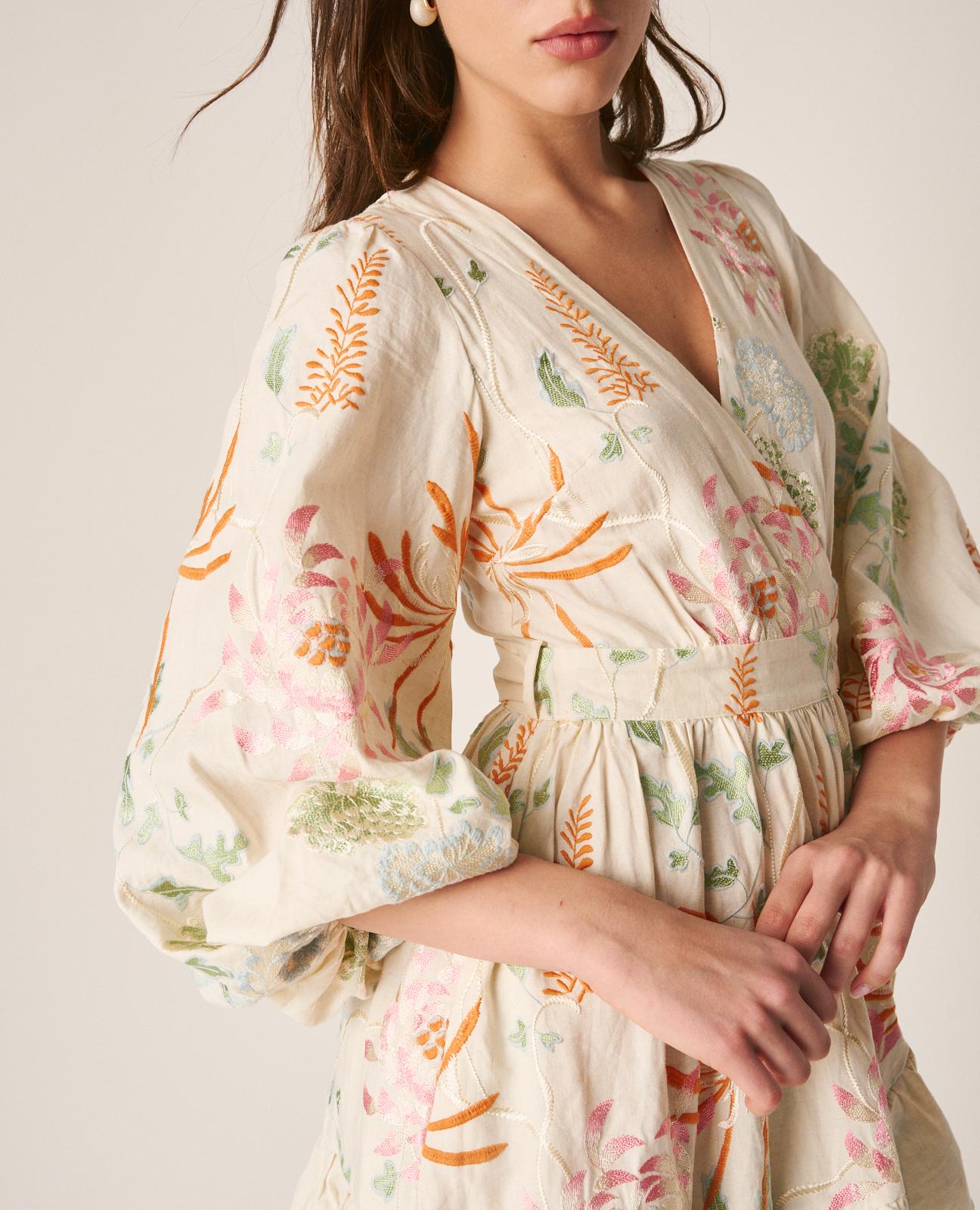 VESTIDO CORTO BORDADOS LAZO