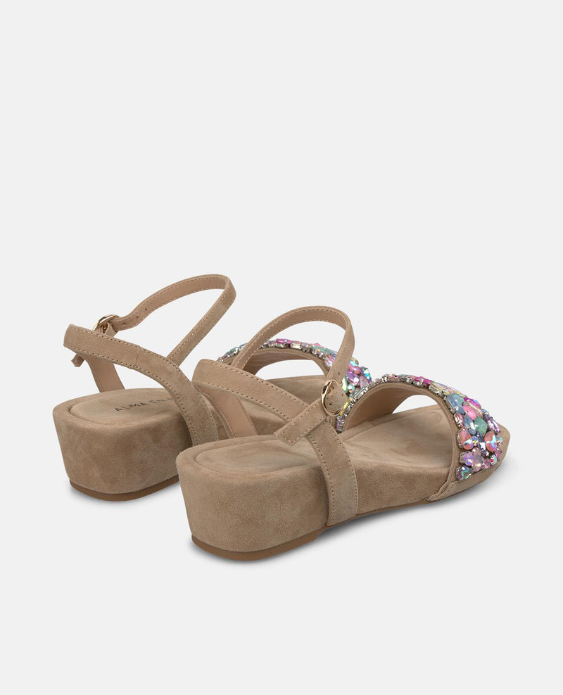 SANDALIA CUÑA TIRA ANCHA PEDRERIA