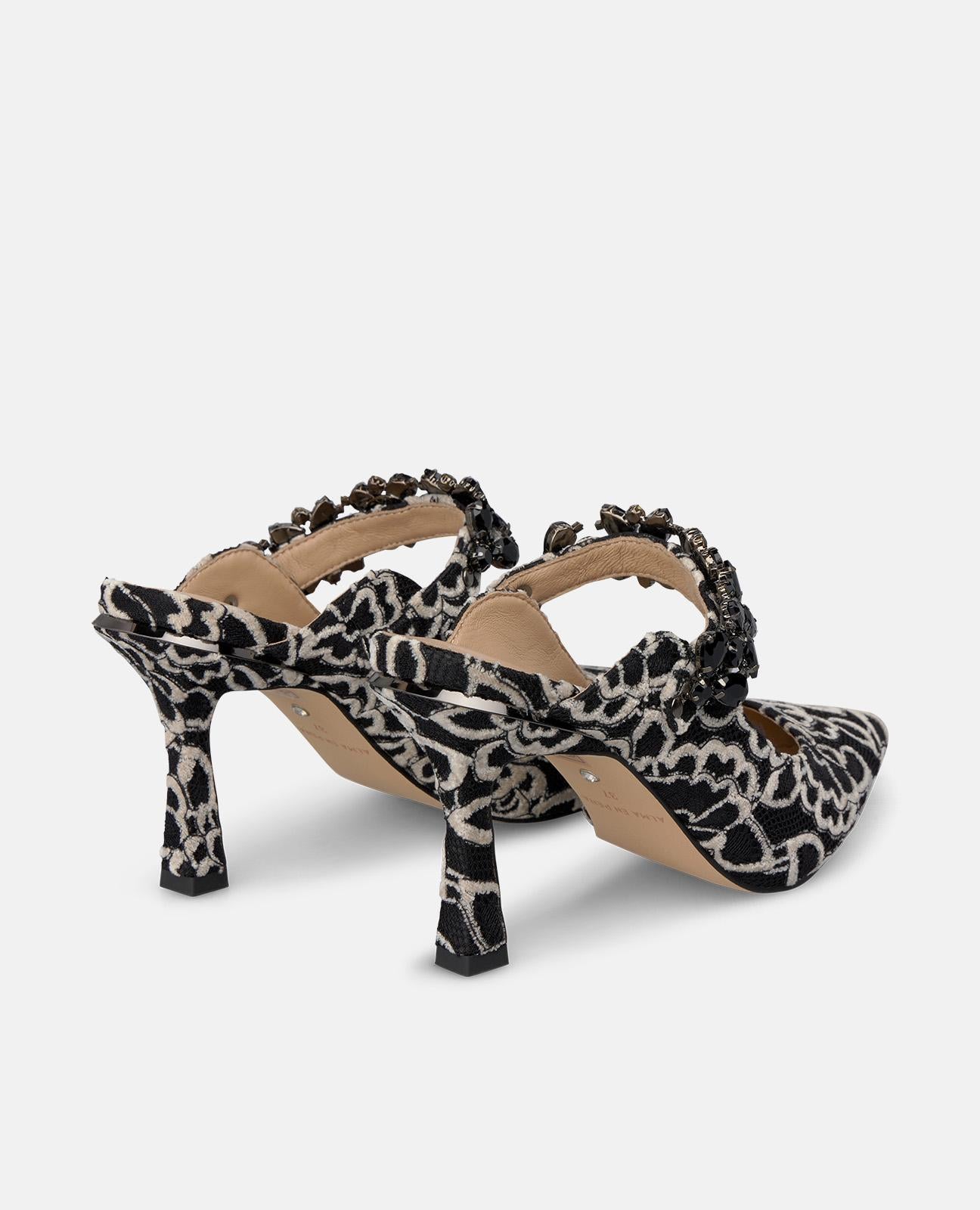 ZAPATO DE TACÓN DESTALONADO DE CHAROL