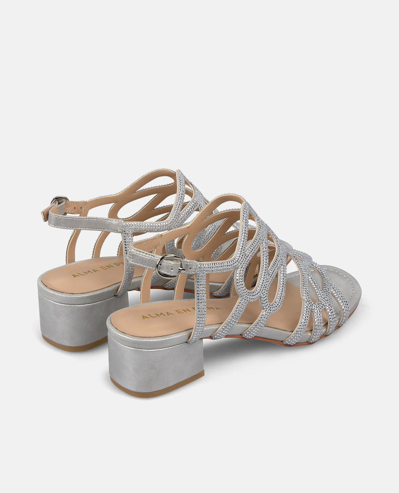 SANDÁLIA COM TIRAS EMARANHADAS