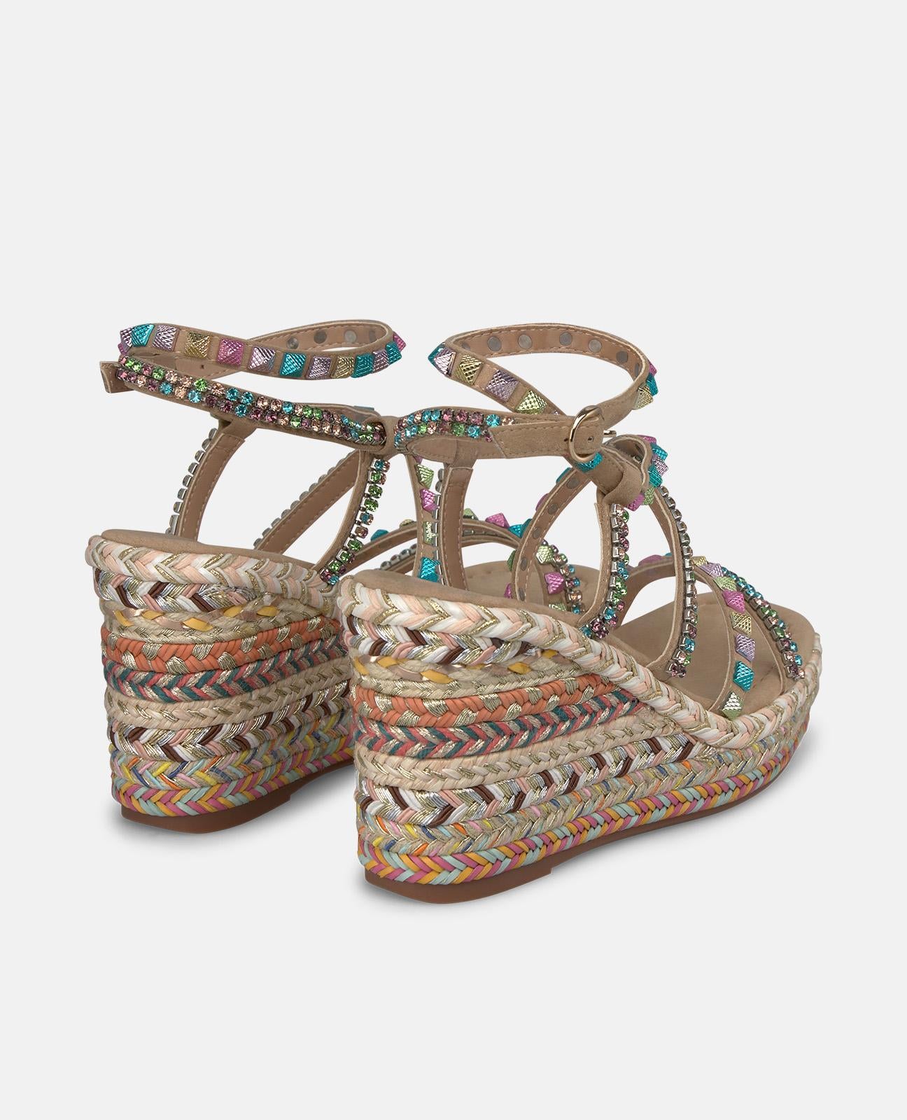 SANDALIA CUÑA TACHAS MULTICOLOR