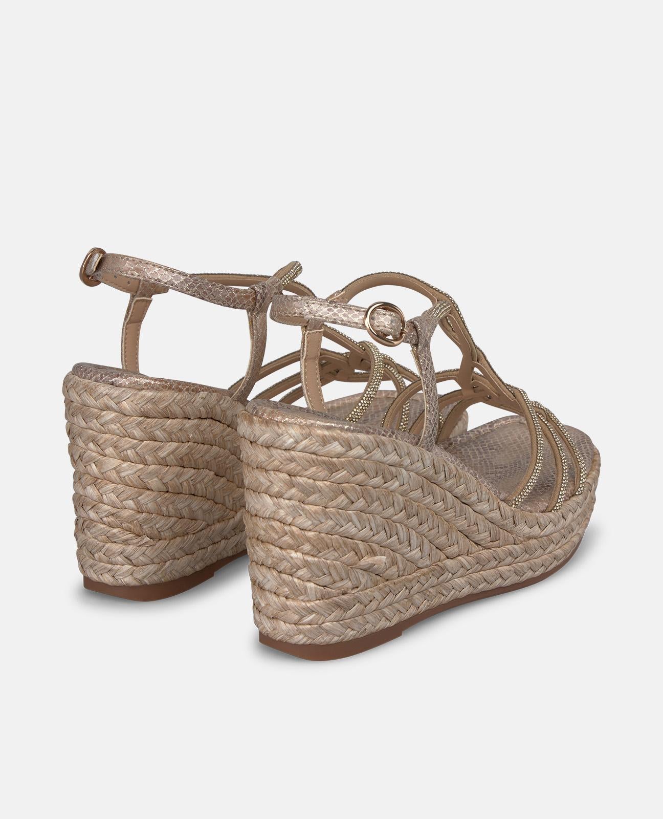SANDALIA DE CUÑA CON TIRAS ENTRELAZADAS