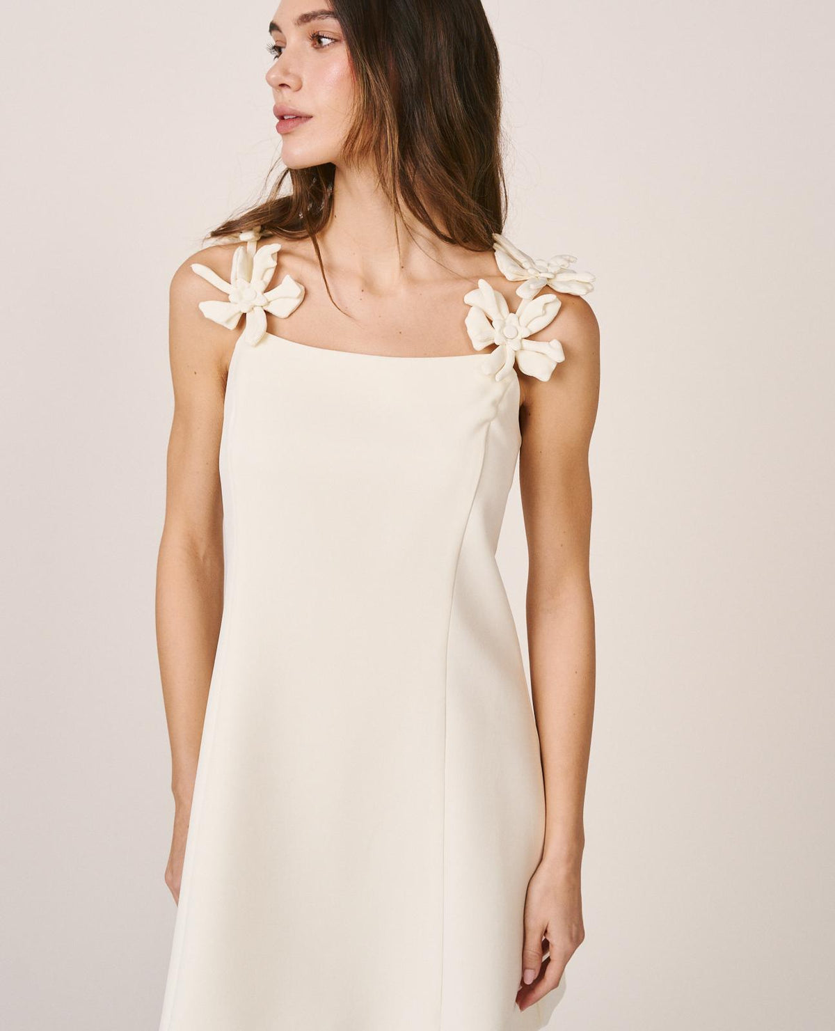 ABITO CON SPALLINE A FIORI