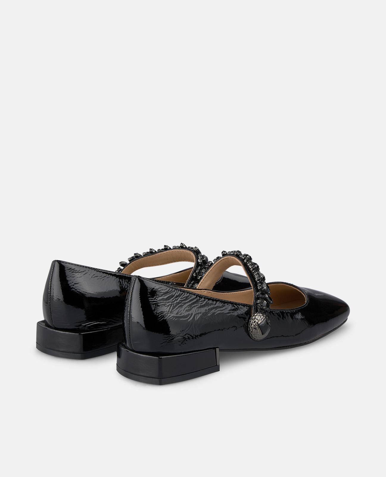 CHAUSSURE PLATE AVEC LANIÈRE ORNÉE D'UN BIJOU