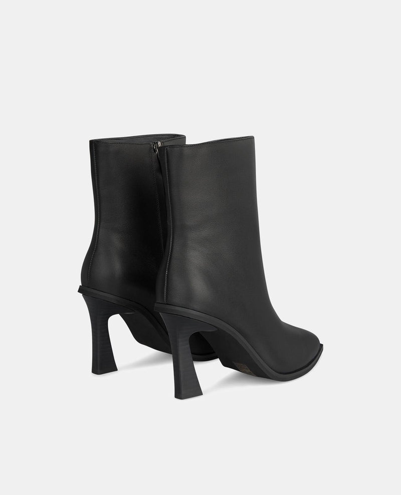 STIEFELETTE MIT HOHEM ABSATZ