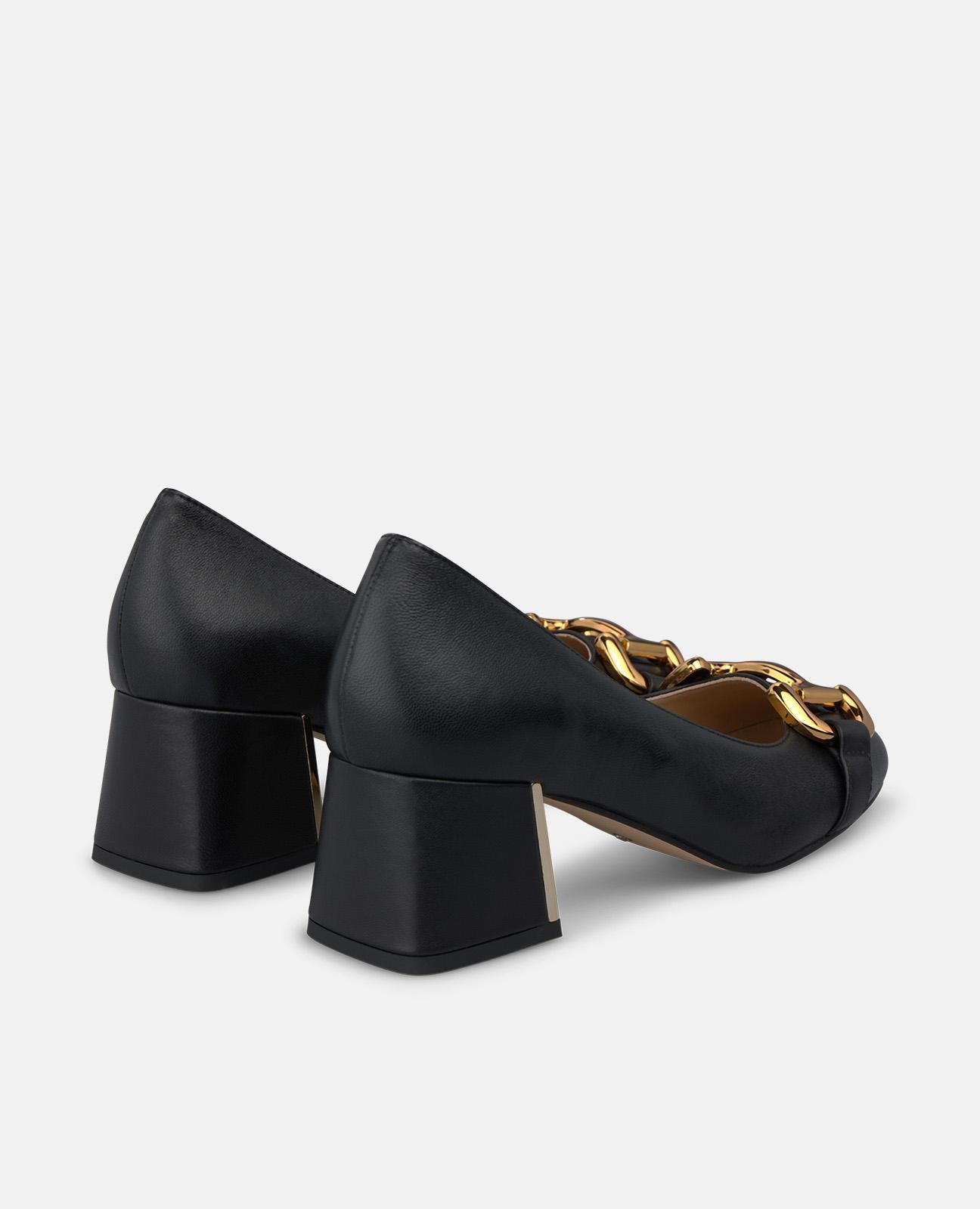 ZAPATO DE NAPA CON ADORNO METÁLICO