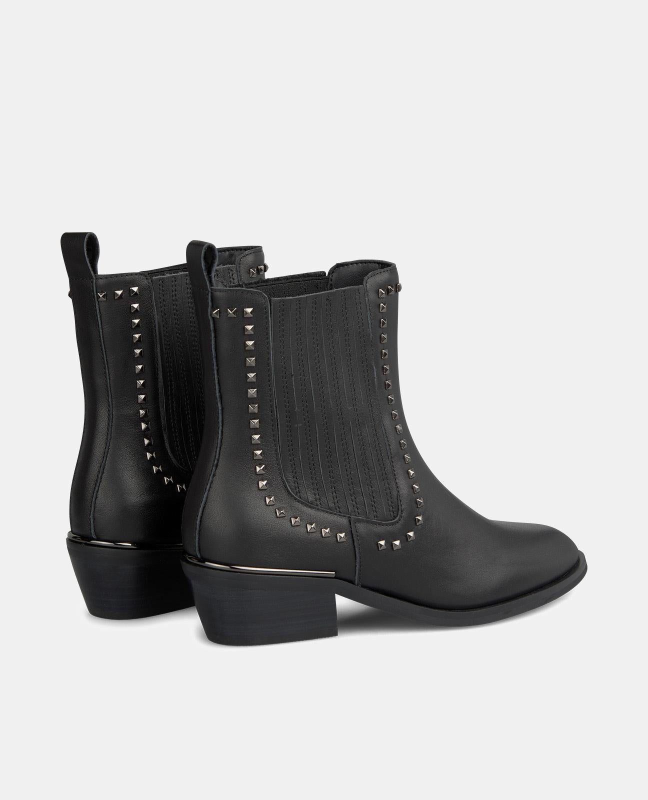 BOTTE DE CHEVILLE PLATE CLOUTÉE