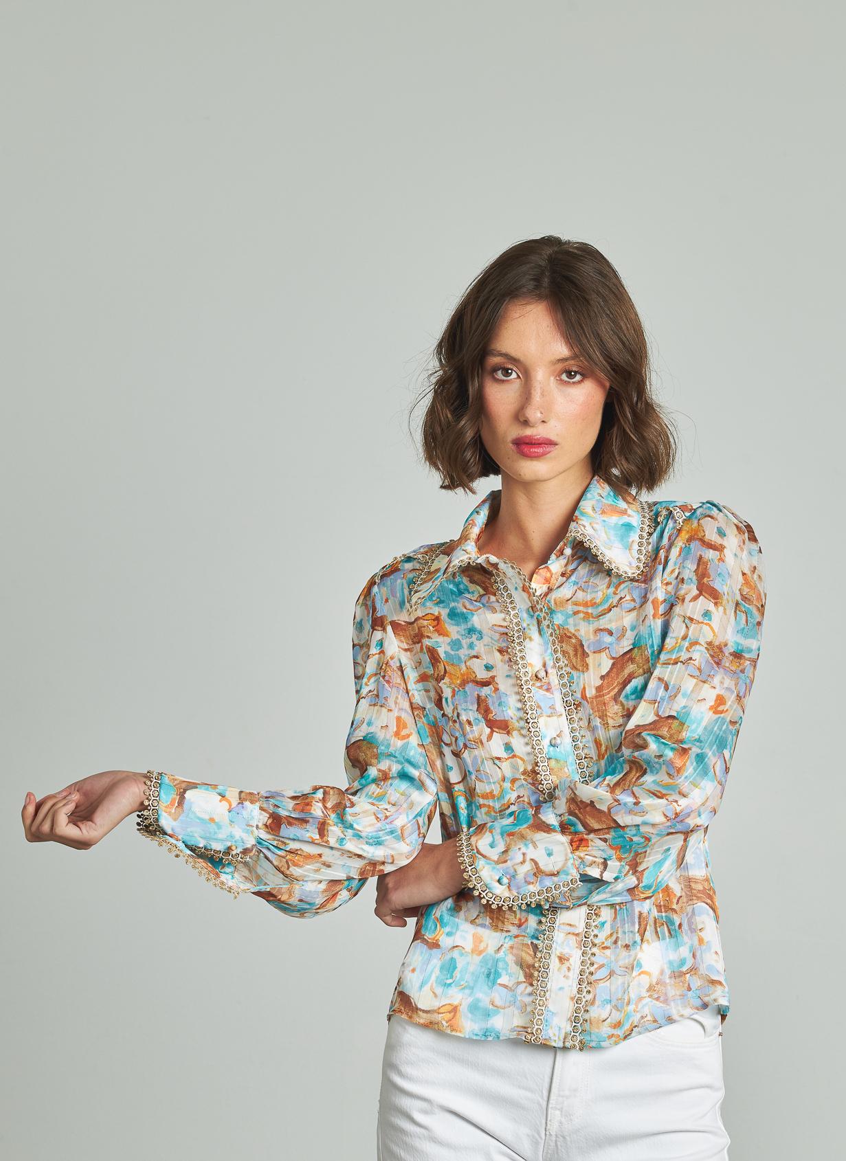BLUSA ESTAMPADA CON DETALLES