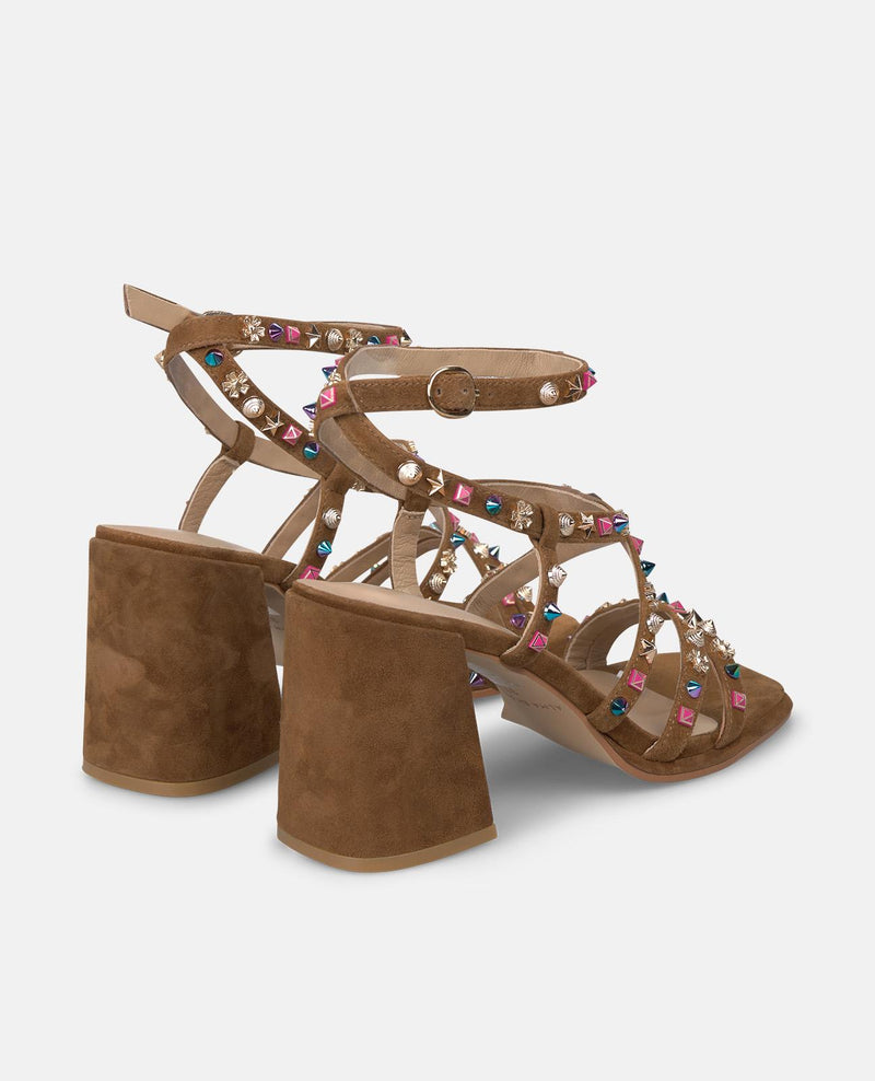 SANDALIA CON TACHAS DE COLORES