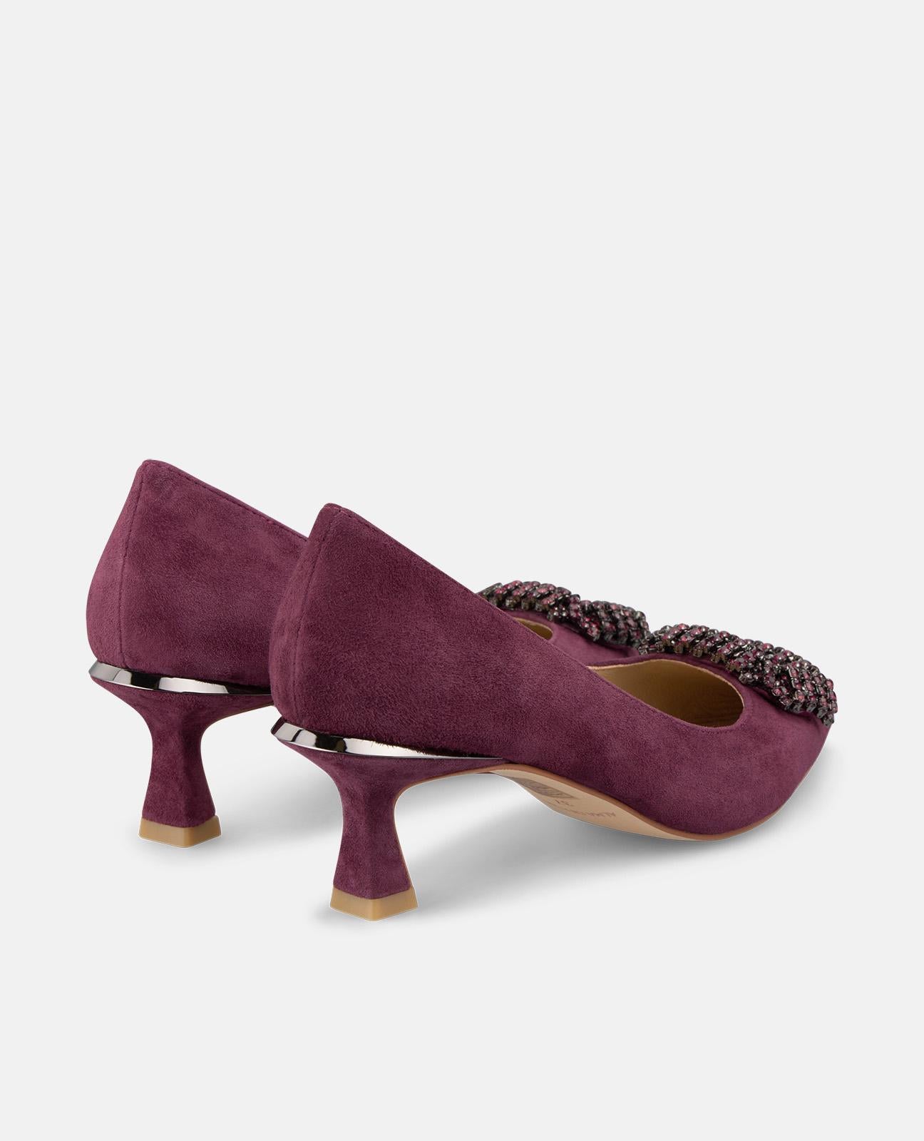 CHAUSSURE AVEC BROCHE CARRÉE