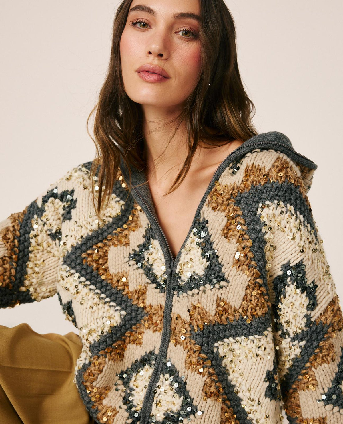 CARDIGAN LAVORATO A MAGLIA CON CAPPUCCIO