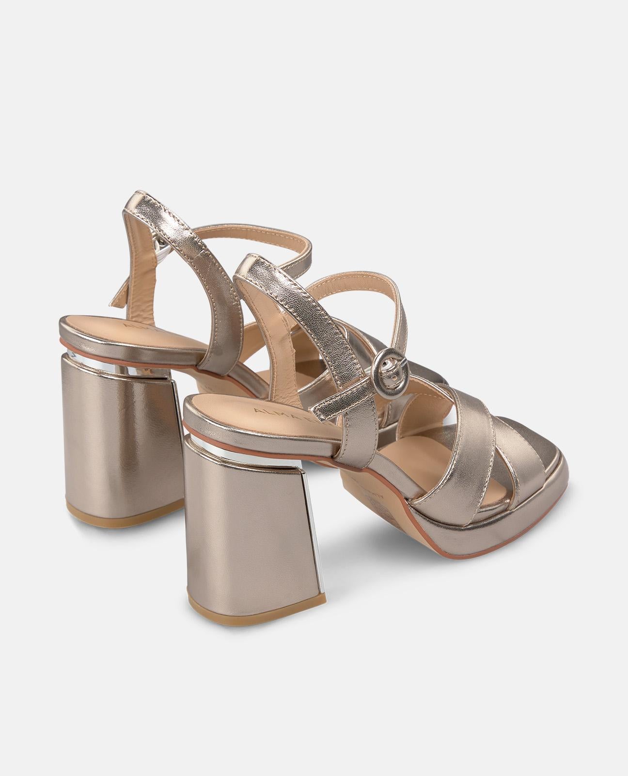 SANDALE MIT GEKREUZTEN SCHNALLENRIEMEN