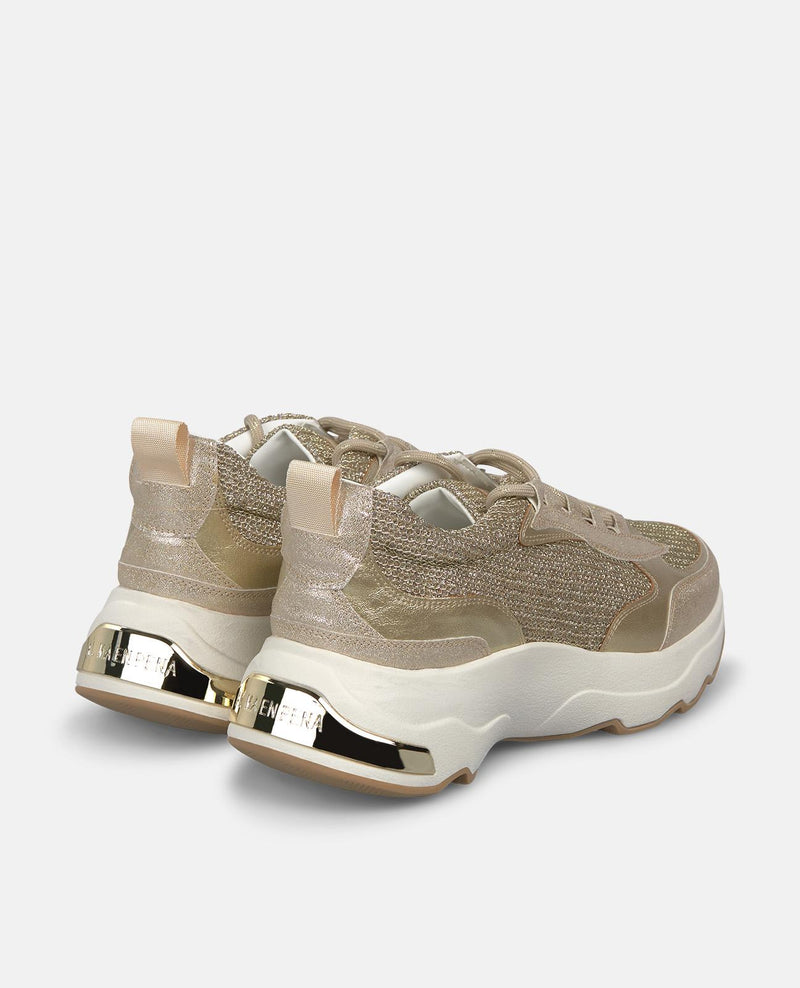 DEPORTIVA CON PLATAFORMA DETALLES METALICOS