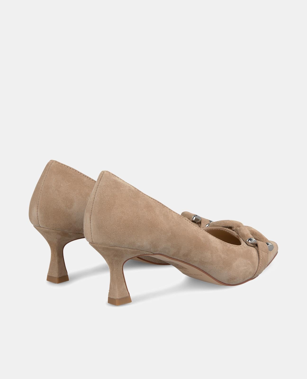 DÉTAIL DE LA CHAUSSURE À TALON MOYEN