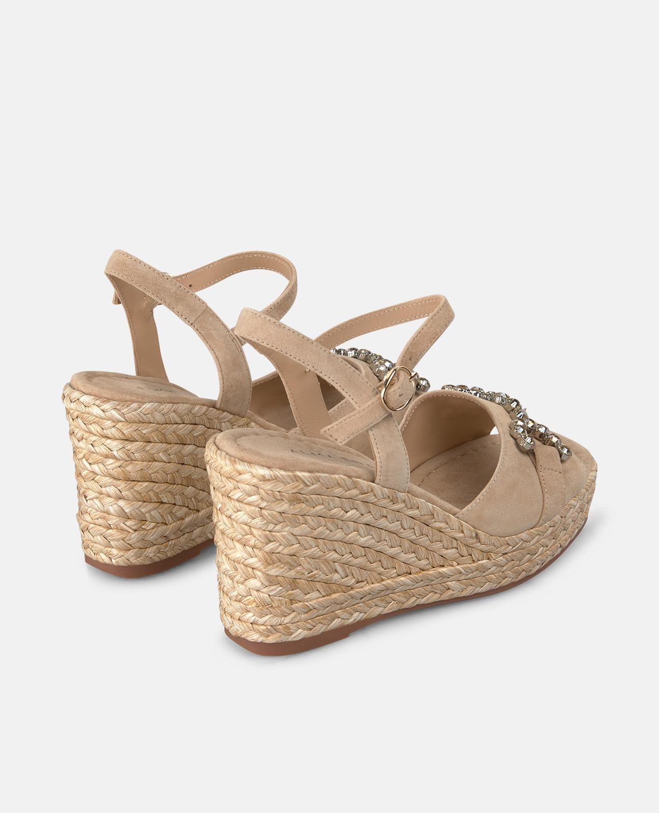 WEDGE WITH STIRRUP BEADS