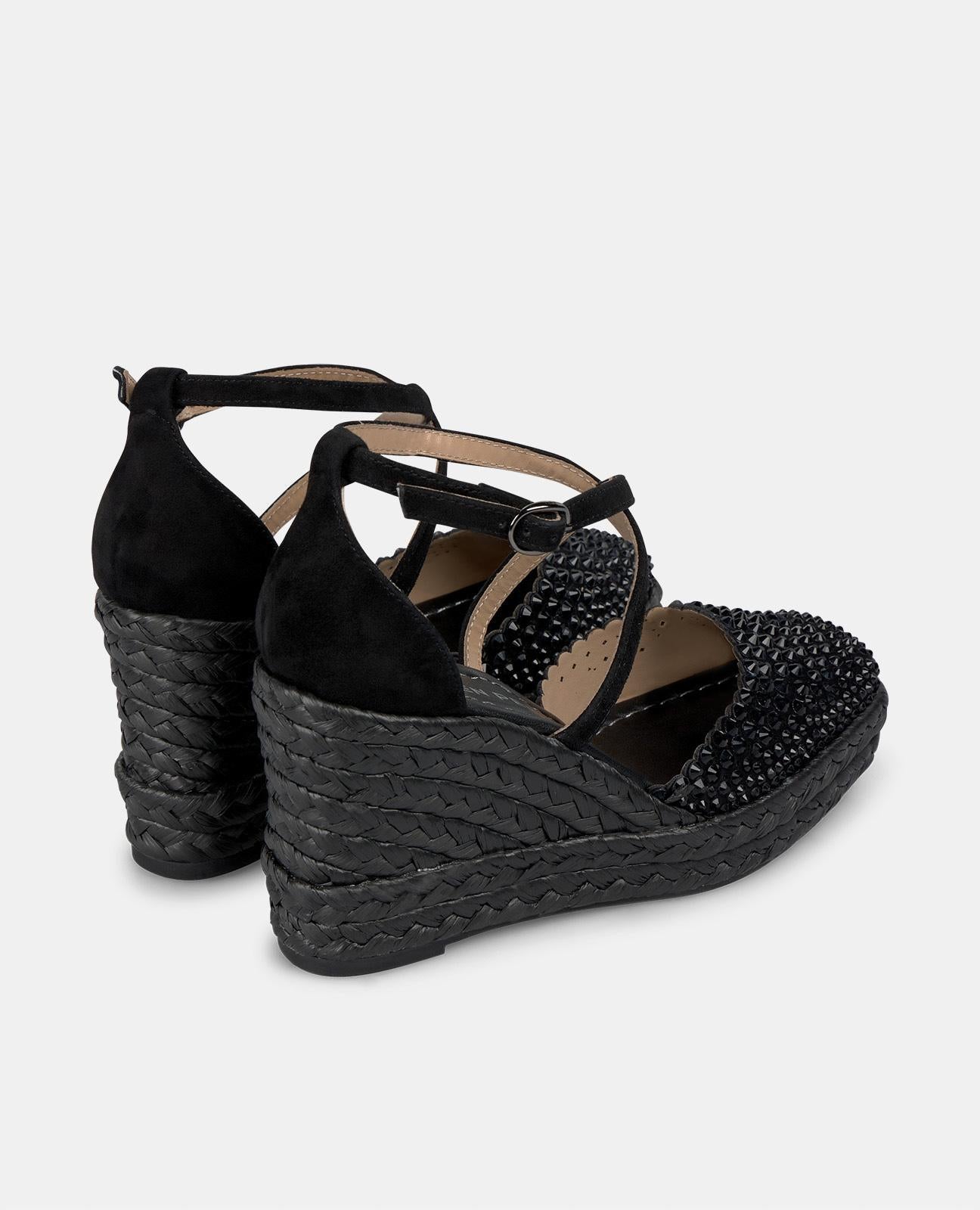 CUNHA COM BIQUEIRA COBERTA DE STRASS