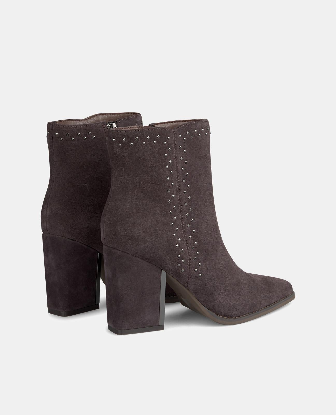 BOTTE DE CHEVILLE CLOUTÉE À FERMETURE ÉCLAIR LATÉRALE