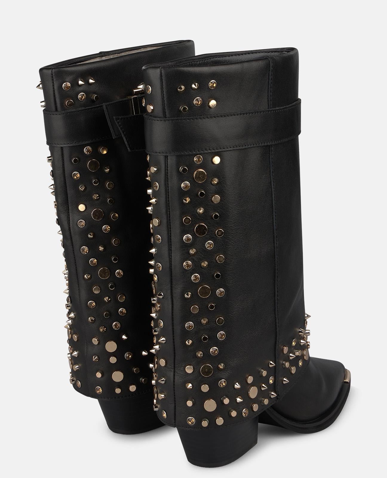 BOTA DE ANTE CON TACHAS METÁLICAS