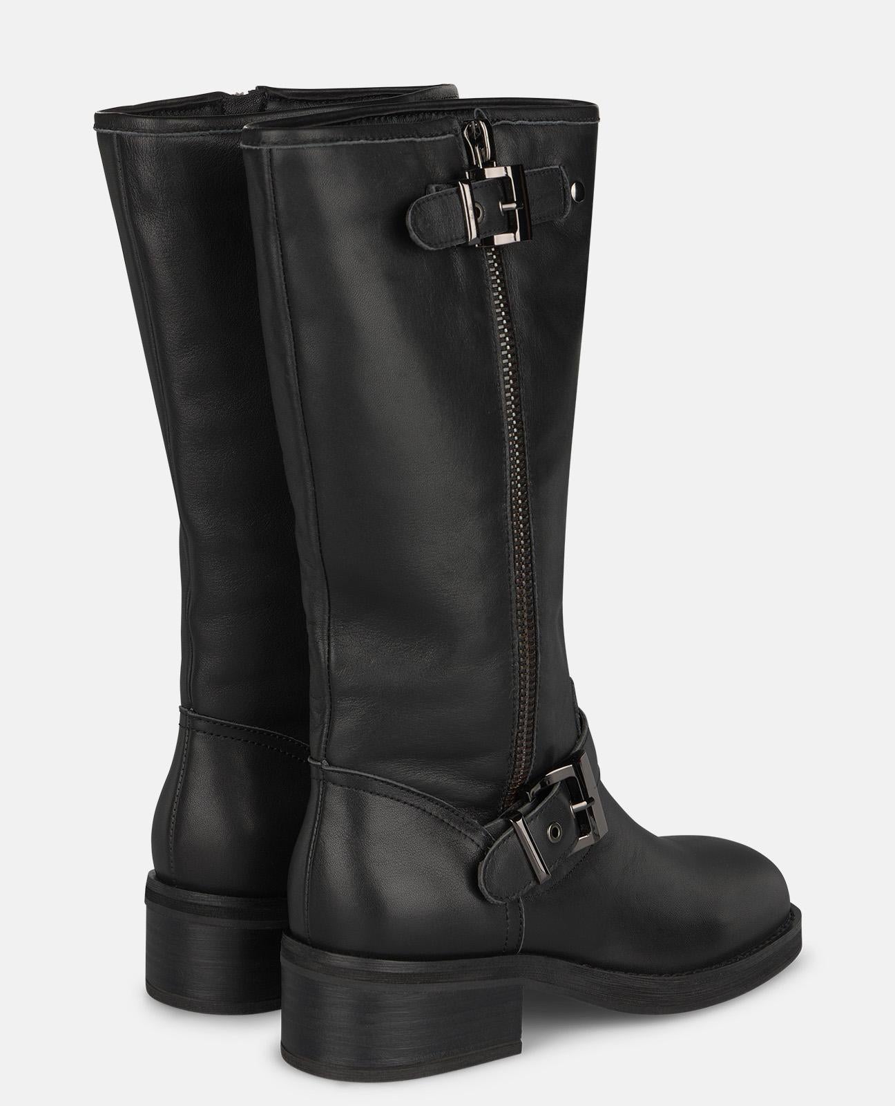 BOTA CON TACHAS METÁLICAS