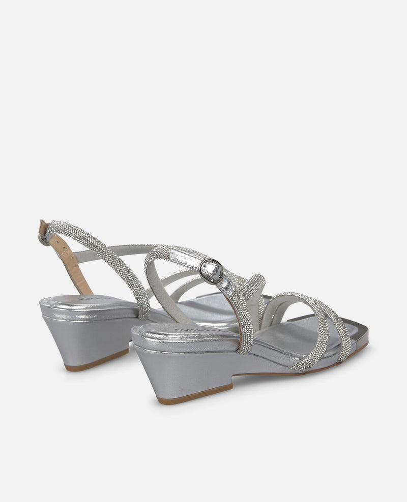 SANDALIA TRES TIRAS TUBULARES