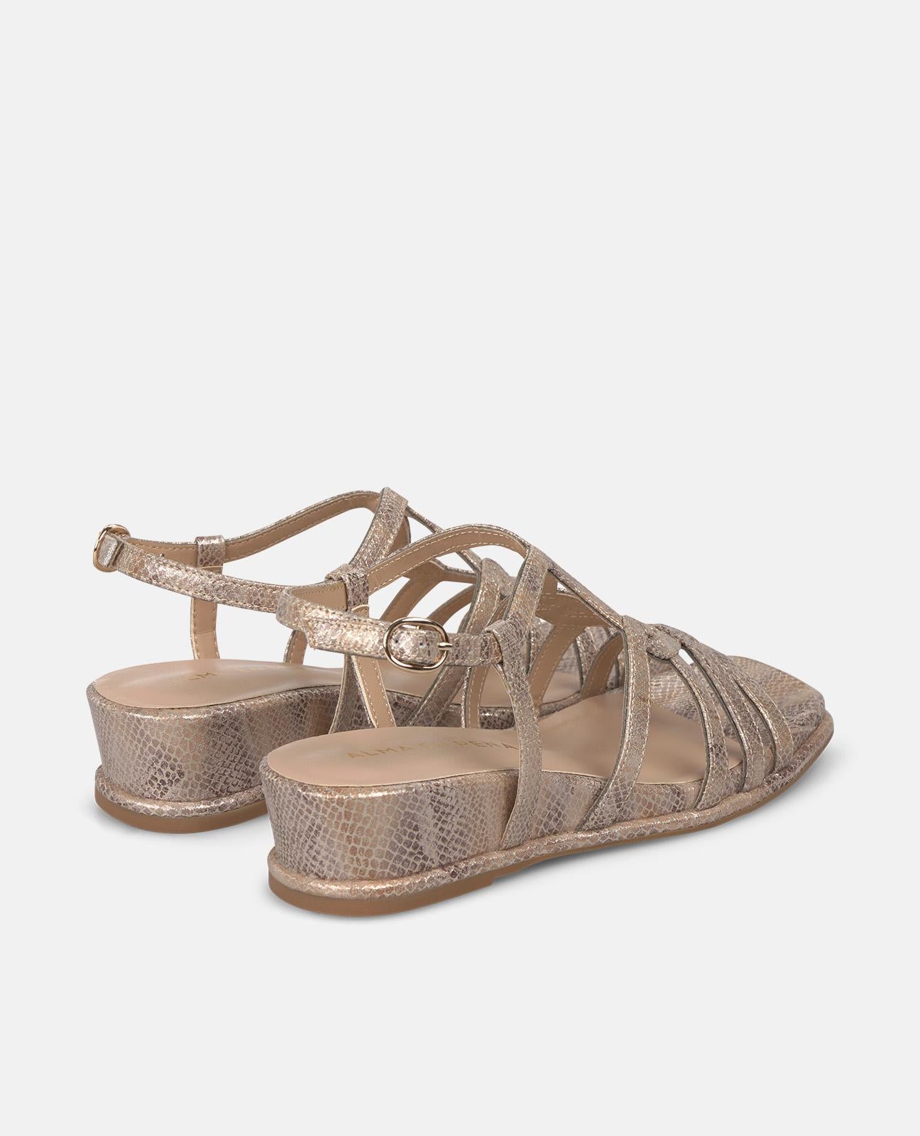 SANDALIA DE CUÑA BAJA CON TIRAS ENTRELAZADAS