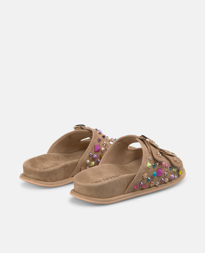 SANDALIA HEBILLAS CON TACHAS MULICOLOR