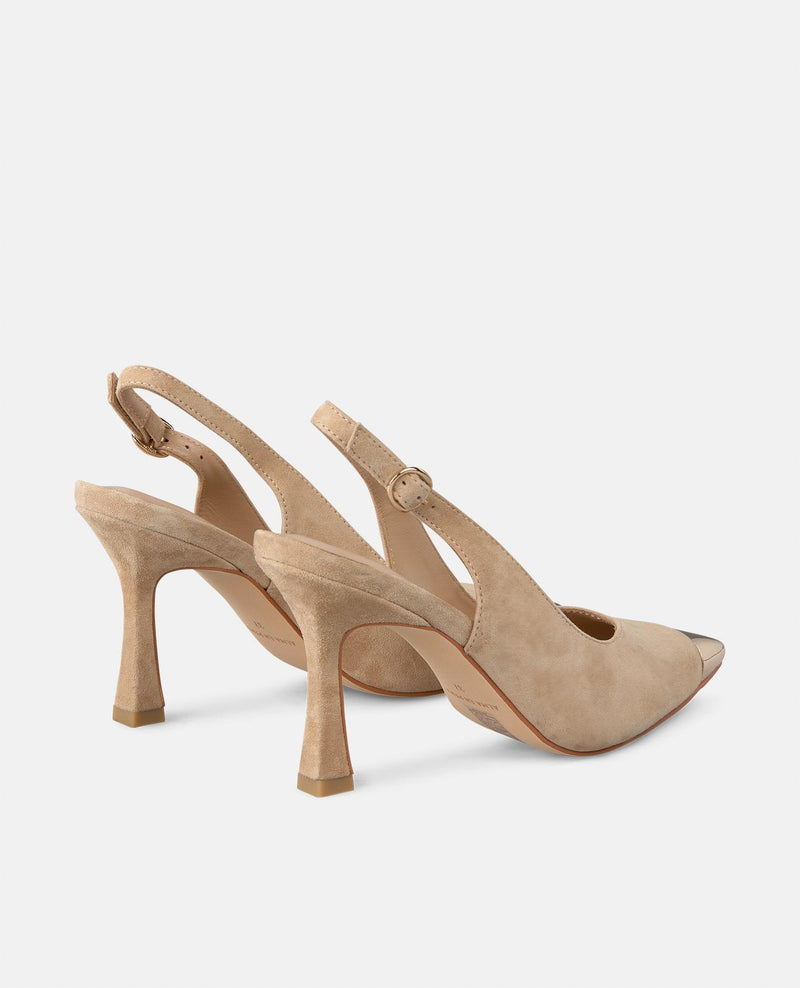 SAPATO COM DETALHE METÁLICO