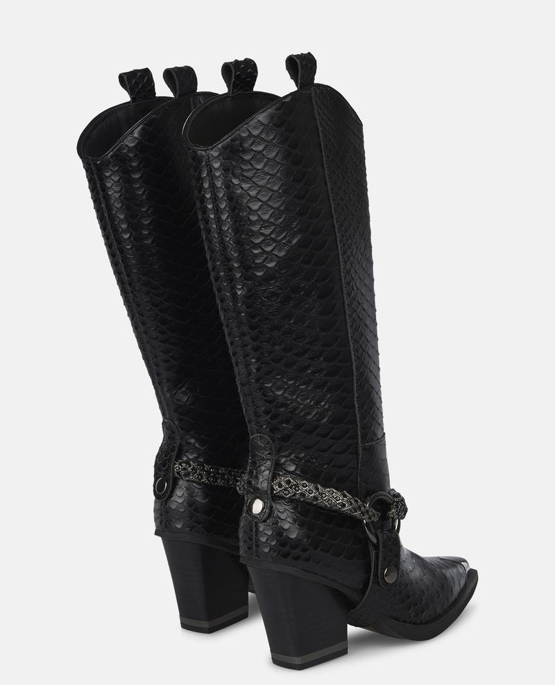 BOTA TACÓN TEXTURA DETALLES