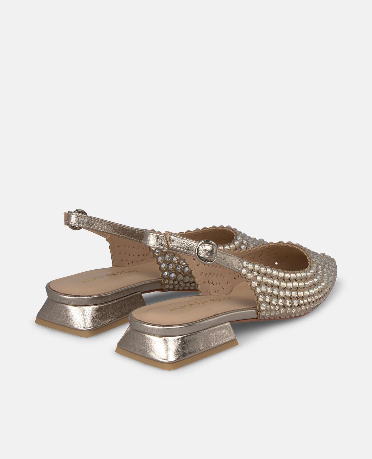 ZAPATO DESTALONADO CON TACHAS