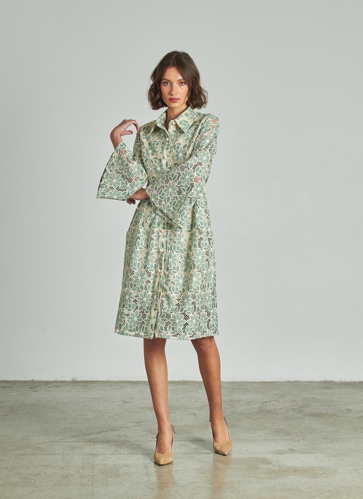 VESTIDO DE FLORES COM BORDADOS