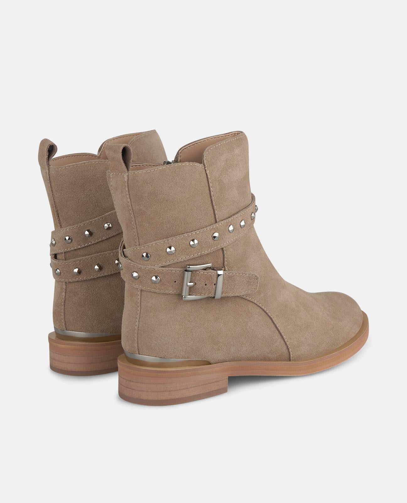 BOTTE DE CHEVILLE PLATE AVEC DÉTAILS DE CLOUS