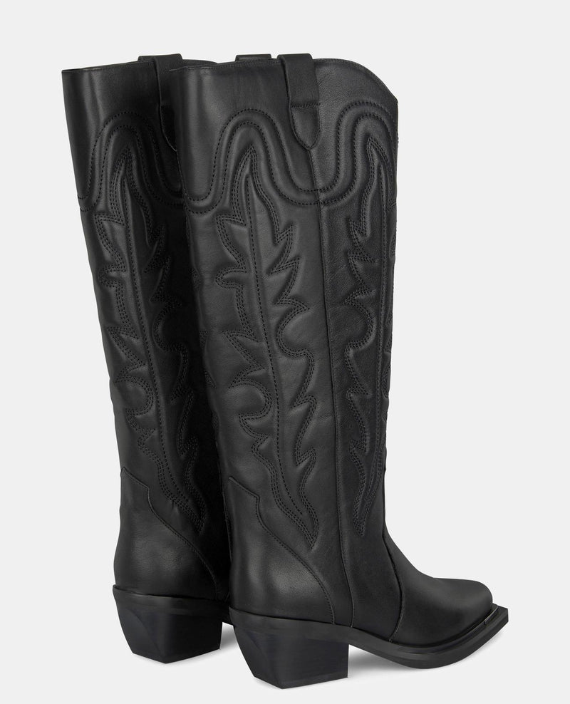 BESTICKTER STIEFEL MIT WEITEM SCHAFT