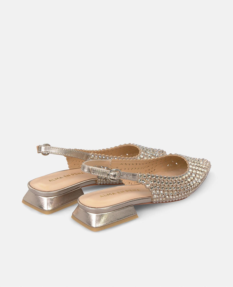 DÉTAILS DE LA CHAUSSURE PLATE