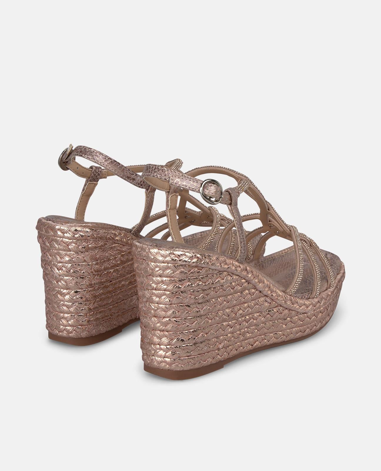 SANDALIA DE CUÑA CON TIRAS ENTRELAZADAS