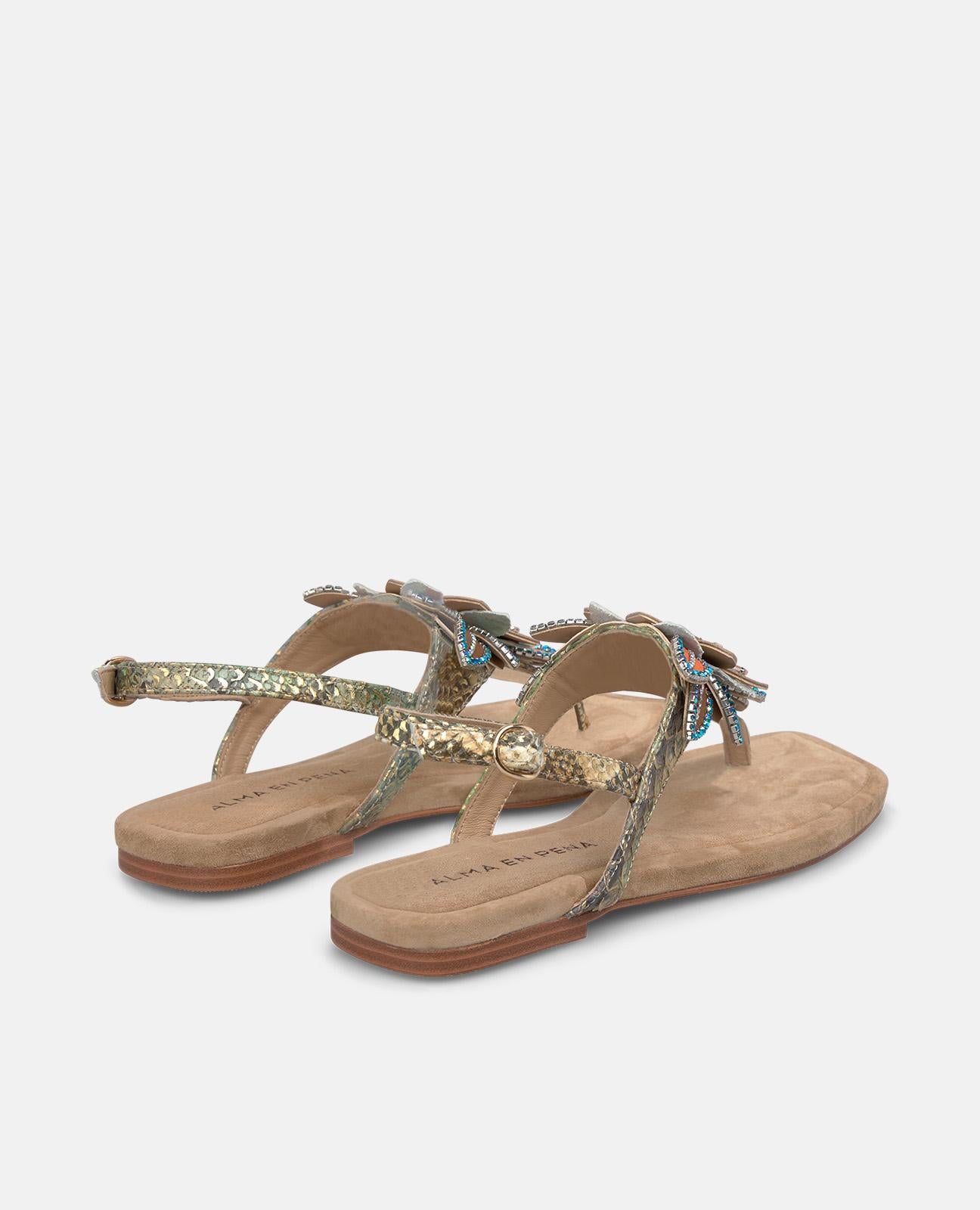 SANDALIA PLANA EN T CON DETALLE FLOR