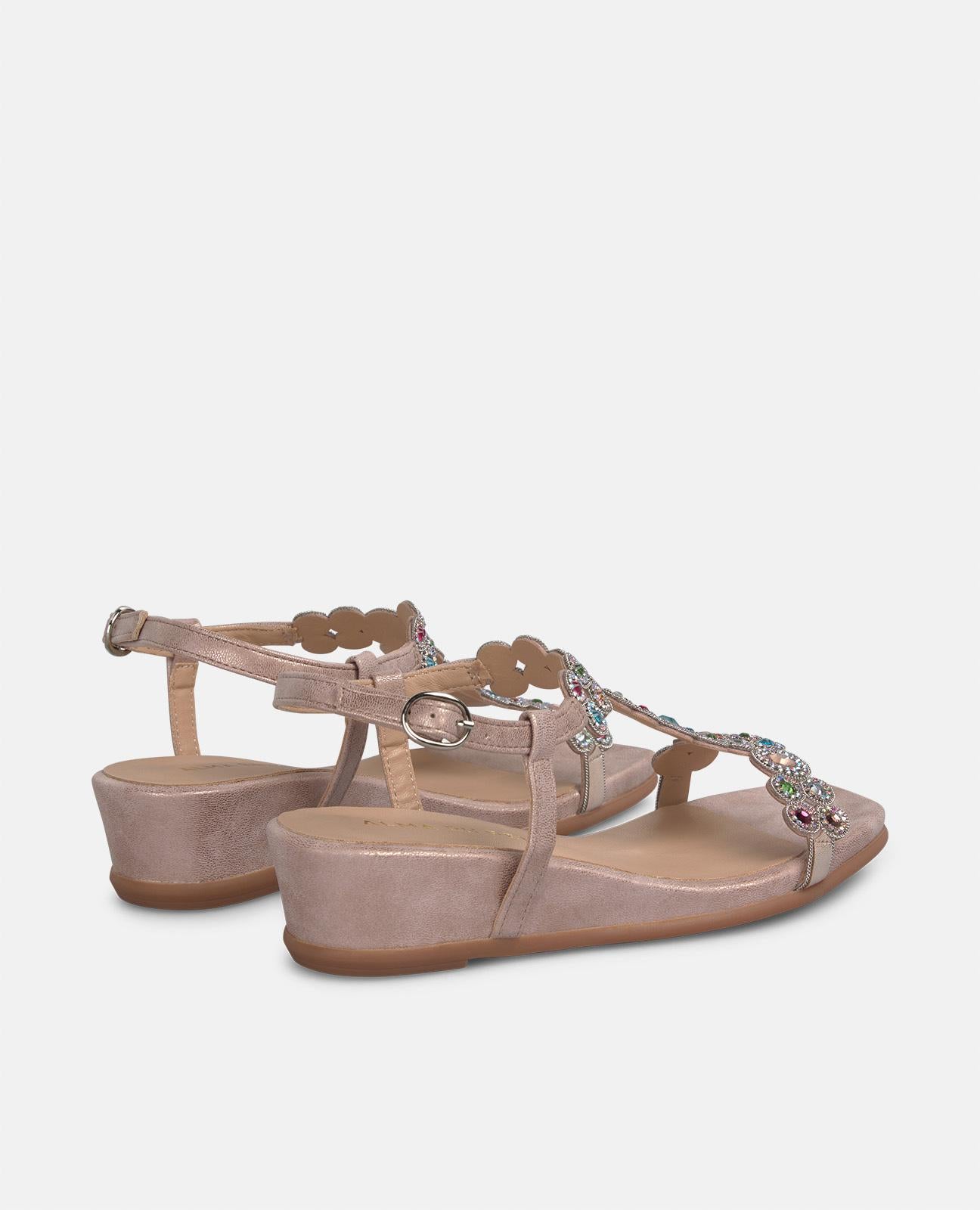SANDALIA CON TACÓN DETALLES
