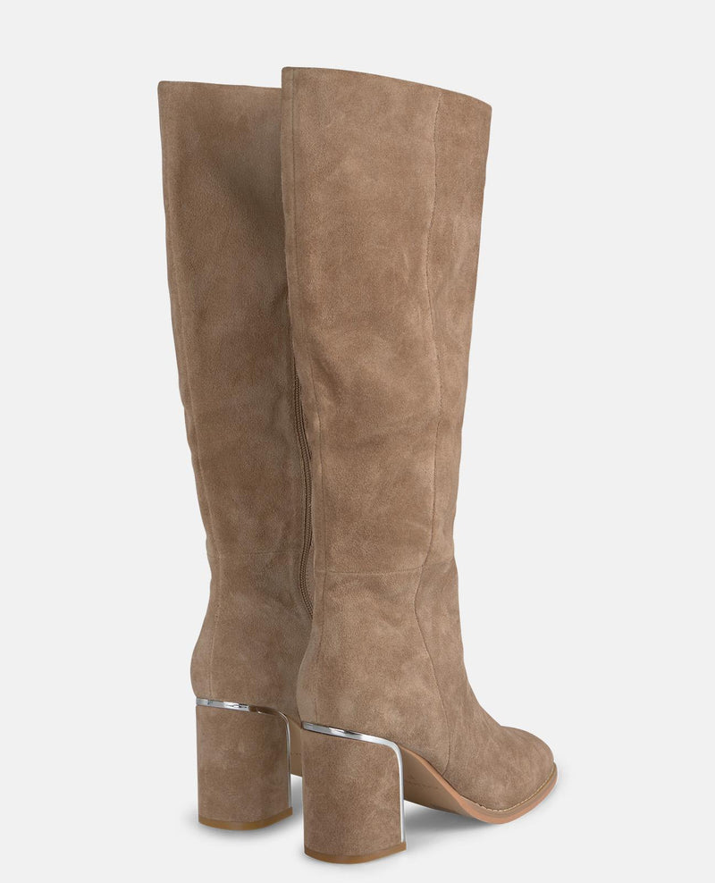 BOTA CON TACÓN ANCHO