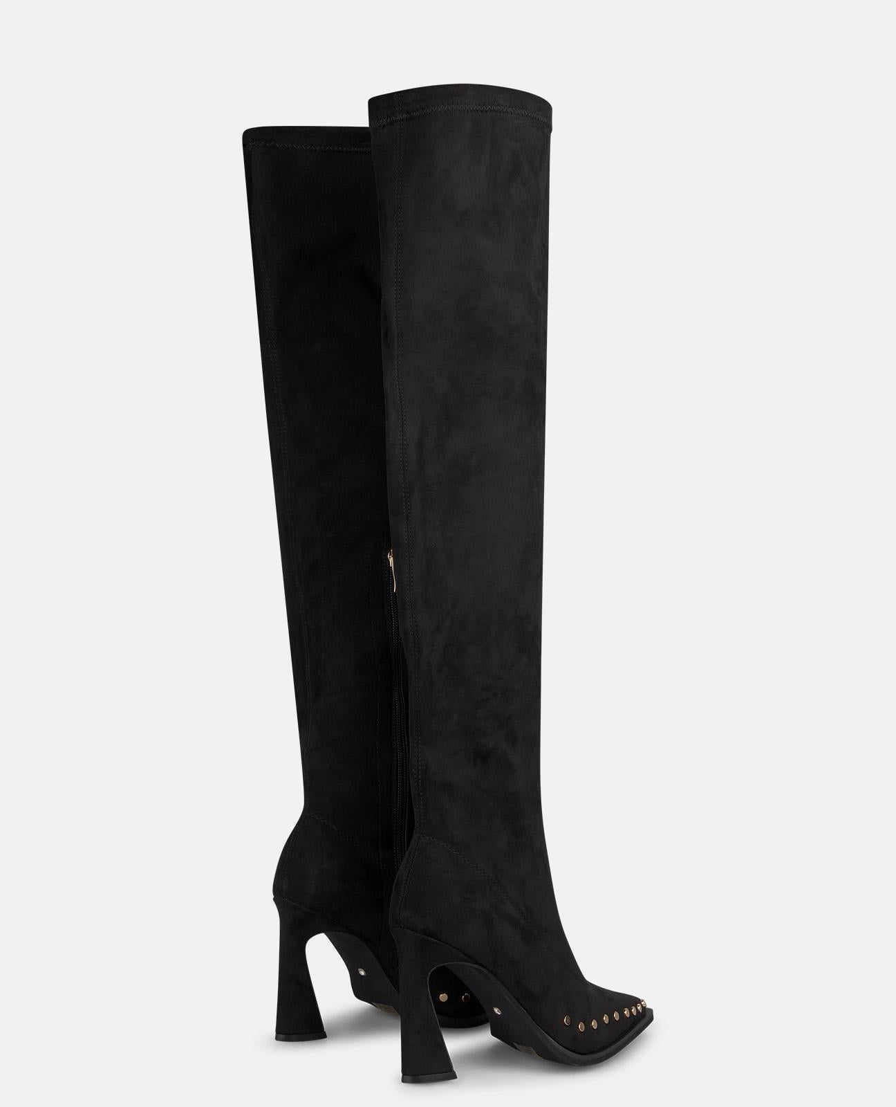 BOTA DE TACÓN CON TACHAS METÁLICAS
