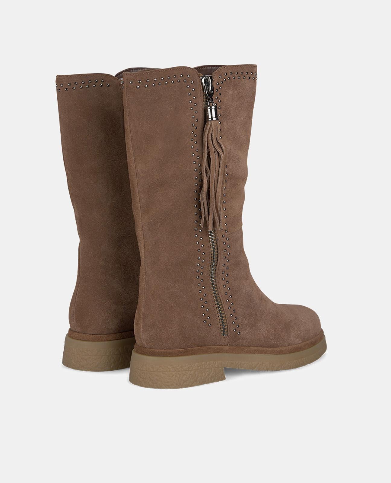 BOTA DE TORNOZELO COM BORLAS