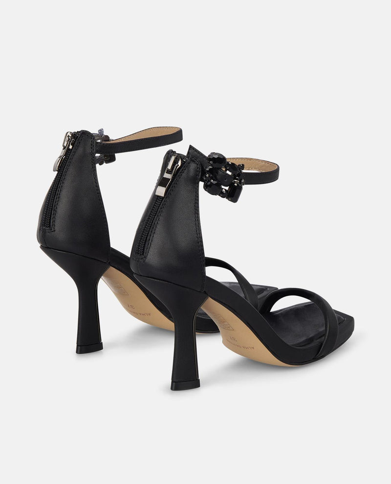 SANDALIA TACÓN HEBILLA