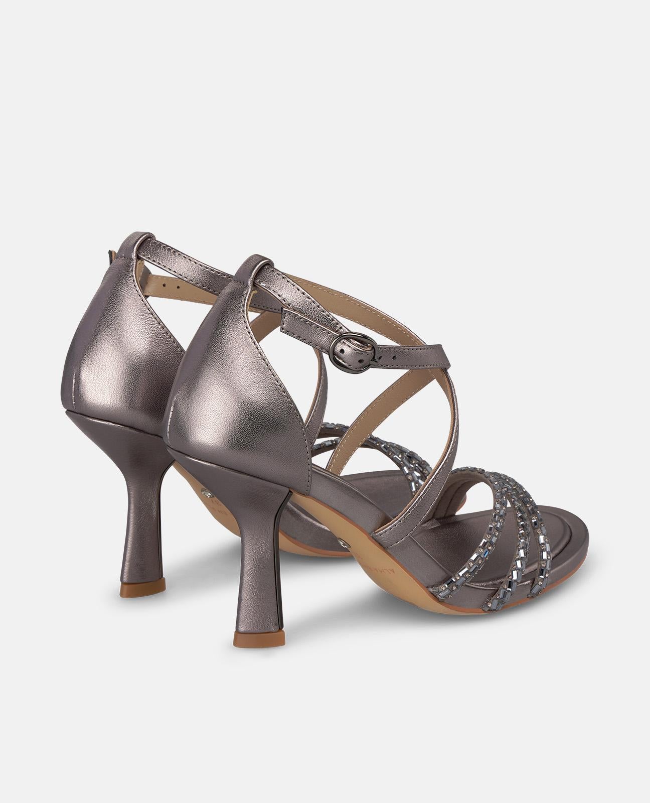 SANDALIA DE PIEL METALIZADA CON PULSERA