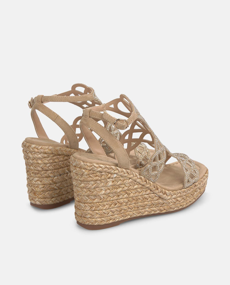 Sandália de plataforma alta com corpo entrelaçado