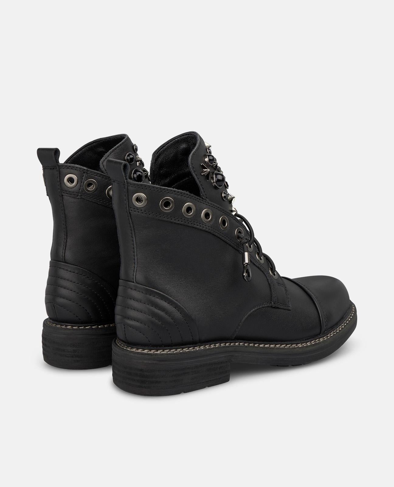 Botas baixas com tachas