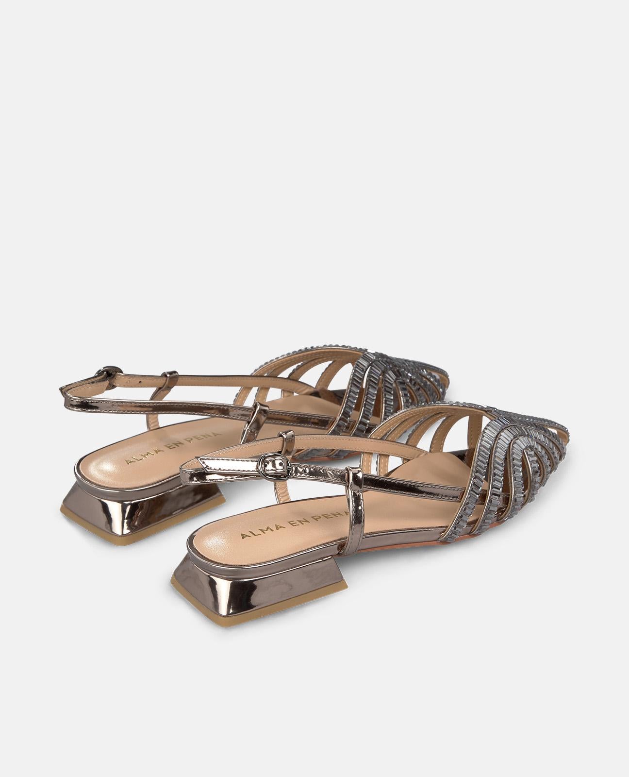 STRASSBESETZTE CLOGS