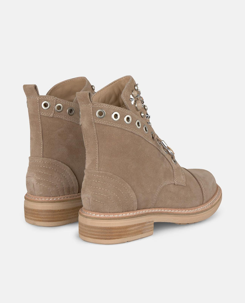 Botas baixas com tachas