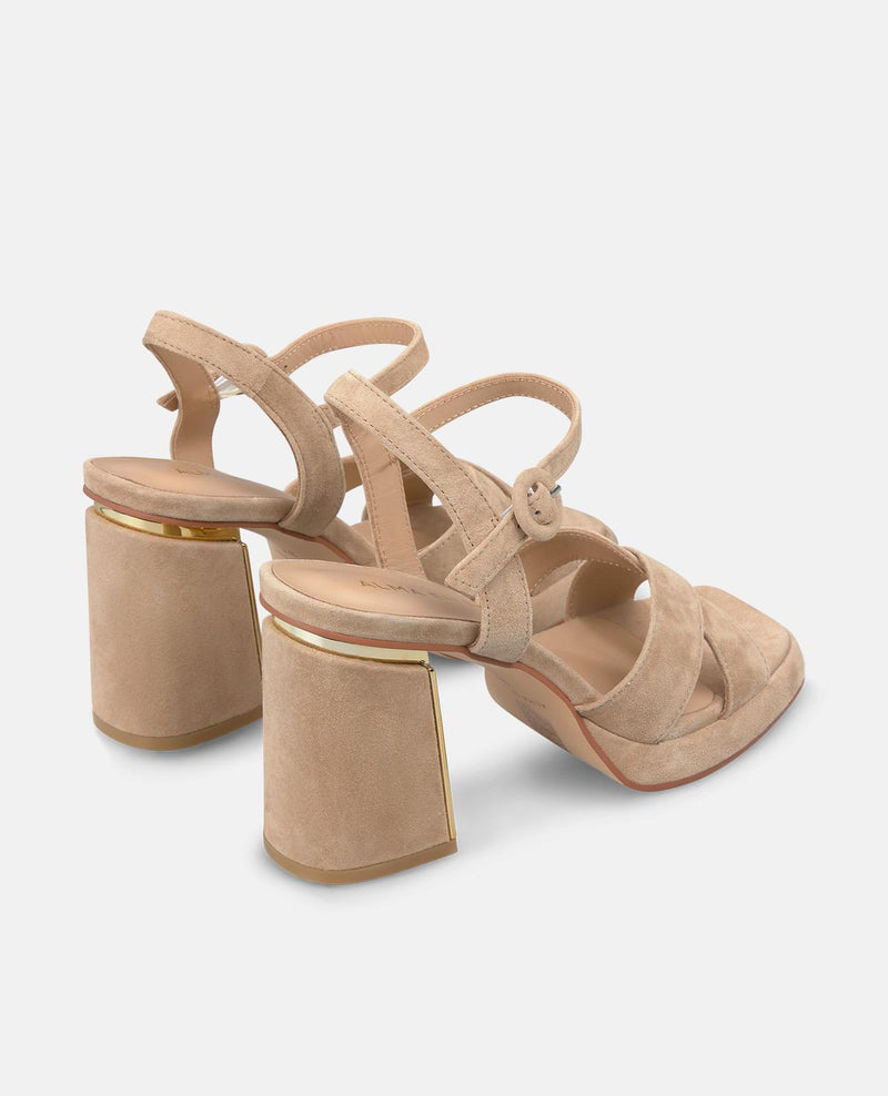 SANDÁLIA COM TIRAS DE FIVELA CRUZADAS