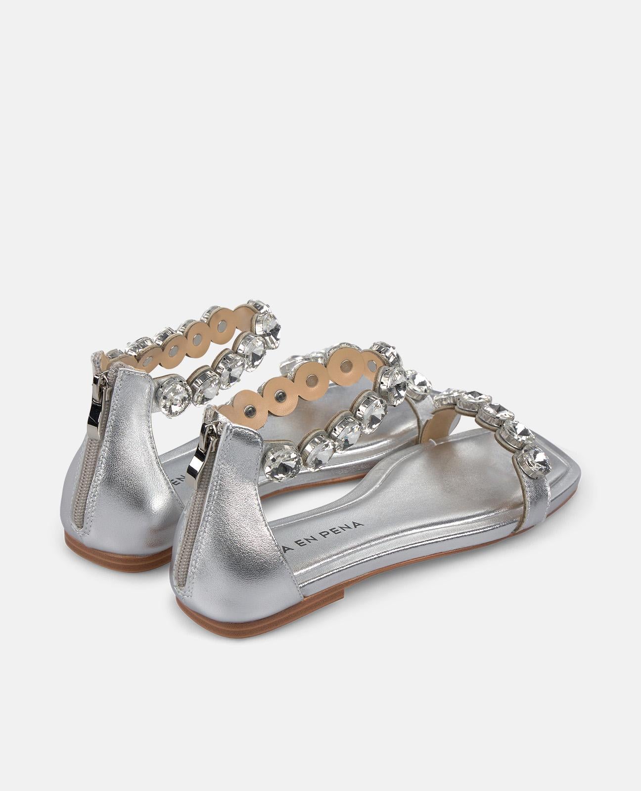 SANDALIA PLANA TIRAS DETALLE